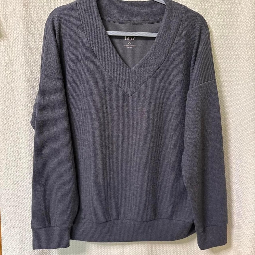 Celina gray waffle knit sweater size large long sleeve v neck
